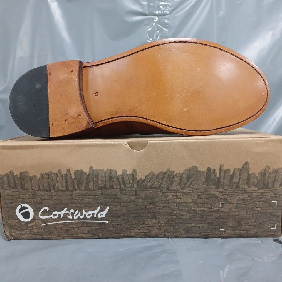 BOXED PAIR OF COTSWOLD SIDDINGTON LEATHER BOOTS IN BROWN SIZE UK 11