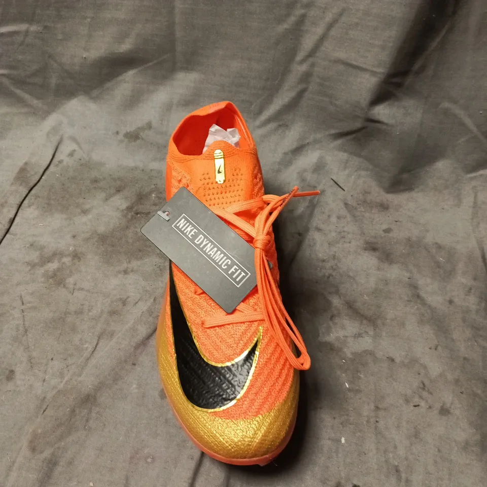 NIKE DYNAMIC FIT FOOTBALL BOOTS – NEON ORANGE/GOLD (PAIR) SIZE 7