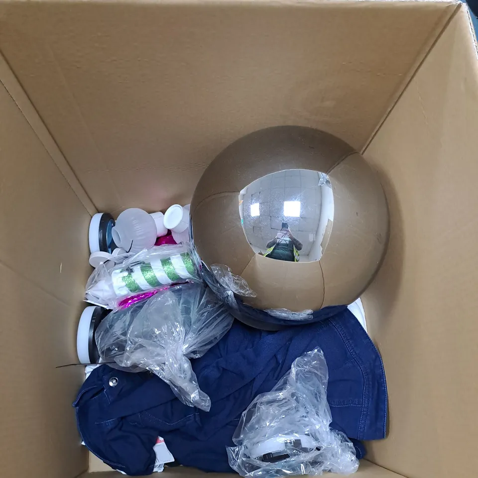 APPROXIMATELY 10 HOUSEHOLD ITEMS TO INCLUDE KITCHEN HELPER, HANDBAG AND SOLAR LIGHTS