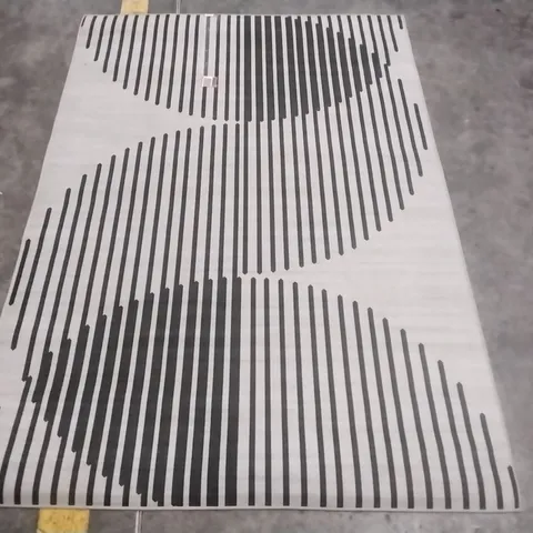 ORIENTAL MACHINE TUFTED SHAG AREA RUG APPROXIMATELY 170X120CM