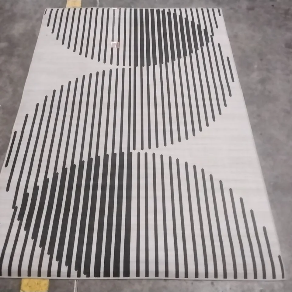 ORIENTAL MACHINE TUFTED SHAG AREA RUG APPROXIMATELY 170X120CM