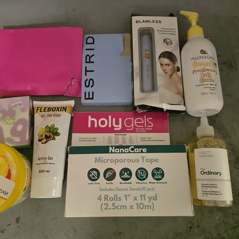 LOT OF APPROXIMATELY 25 ASSORTED HEALTH & BEAUTY ITEMS TO INCLUDE GARNIER BODY CREAM, MICROPOROUS TAPE AND WOMENS RAZOR