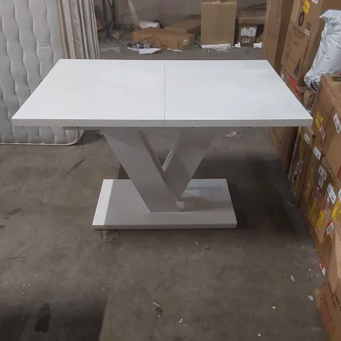 DESIGNER WOODEN EXTENDABLE DINING TABLE