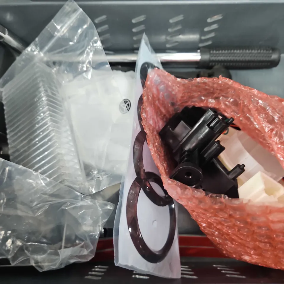TOTE OF APPROXIMATELY 9 ASSORTED VEHICLE ITEMS TO INCLUDE - BLACK AUDI BADGE  , PAINT SCRATCHED REMOVER , CX-30 BADGE ETC