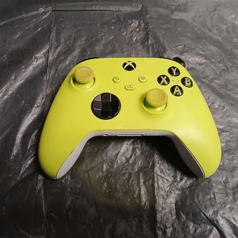 XBOX WIRELESS CONTROLLER – NEON LIME (XBOX SERIES X|S)