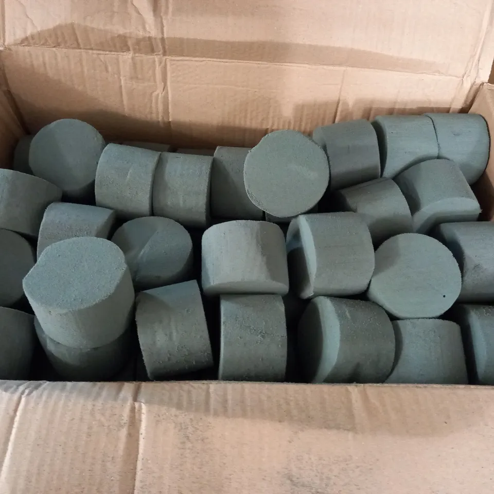 LOT OF FLORA FOAM WET FOAM CYLINDERS 