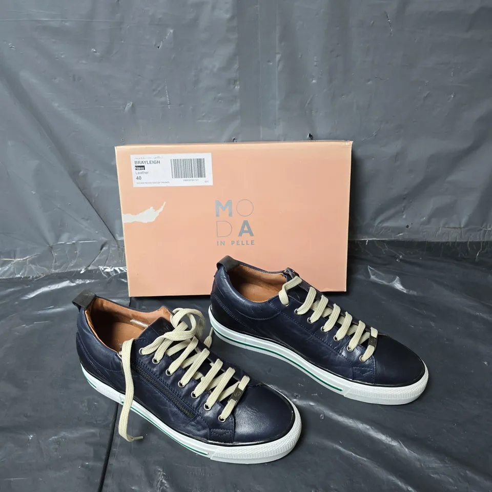 BOXED PAIR OF MODA IN PELLE BRAYLEIGH NAVY SIDE ZIP TRAINER SIZE 40