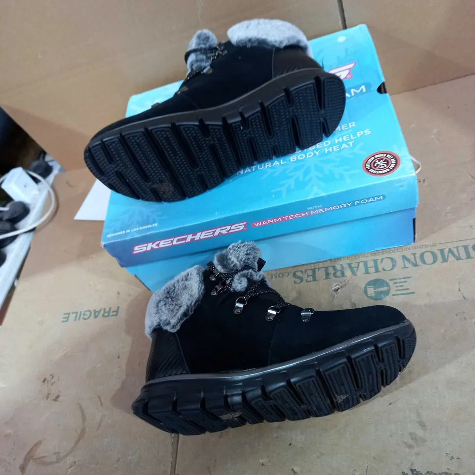 SKETCHERS MEMORY FOAM BLACK BOOTS SIZE 7