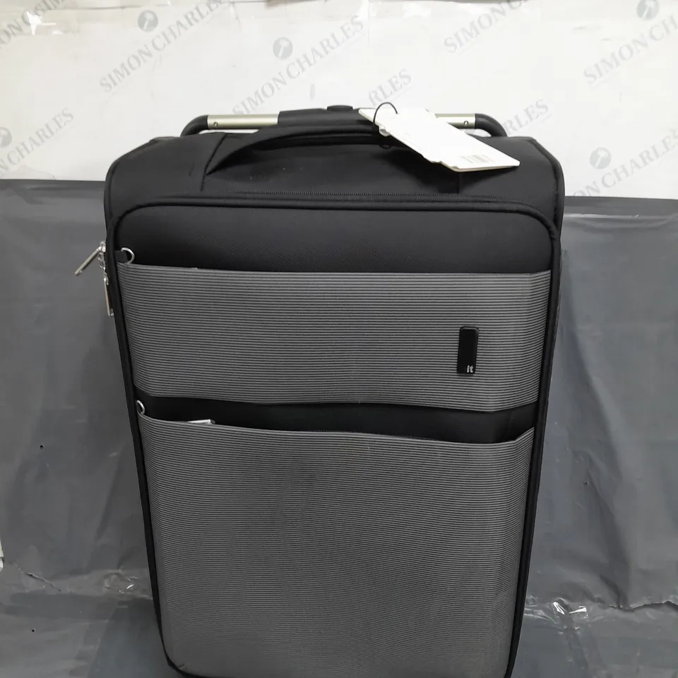 IT LIGHTWEIGHT SUITCASE IN BLACK - 4 WHEELS 