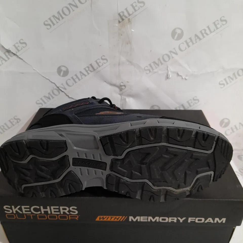 BOXED PAIR OF SKECHERS BOOTS IN NAVY SIZE 8