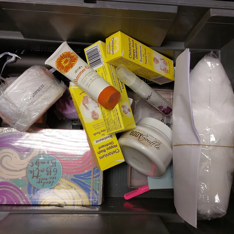BOX OF APPROX 10 COSMETIC ITEMS TO INCLUDE OSMO DEEP MOISTURE REPAIR MASK, L`OREAL ELVIVE CLAY REBALANCE SHAMPOO, REVLON COLOURSILK