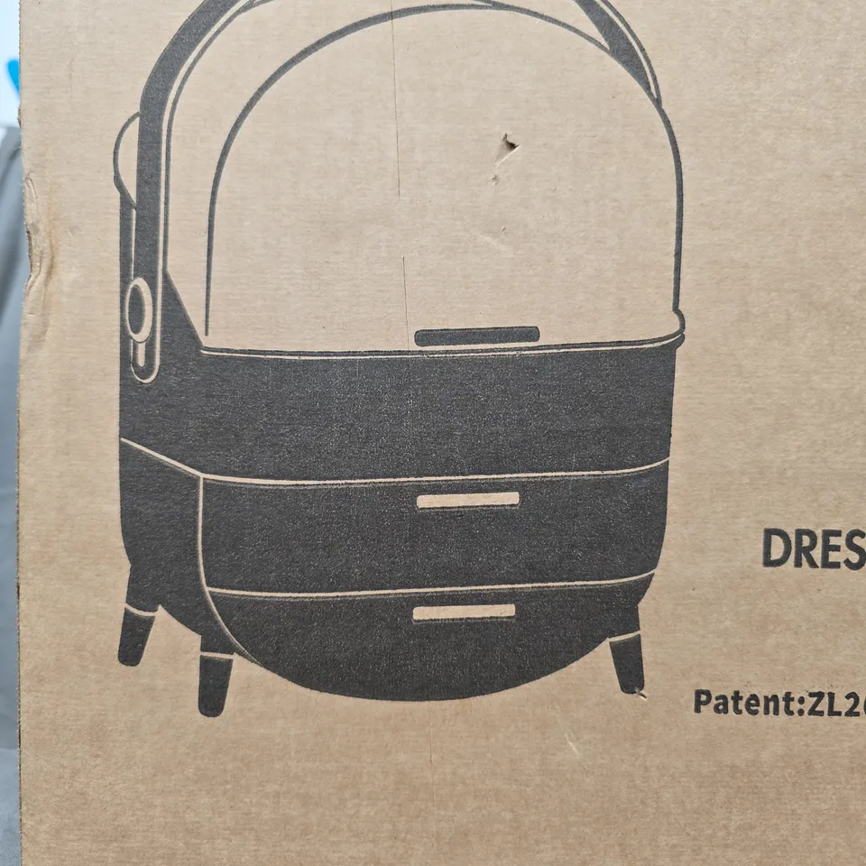 UNBRANDED DRESSING CASE IN WHITE 