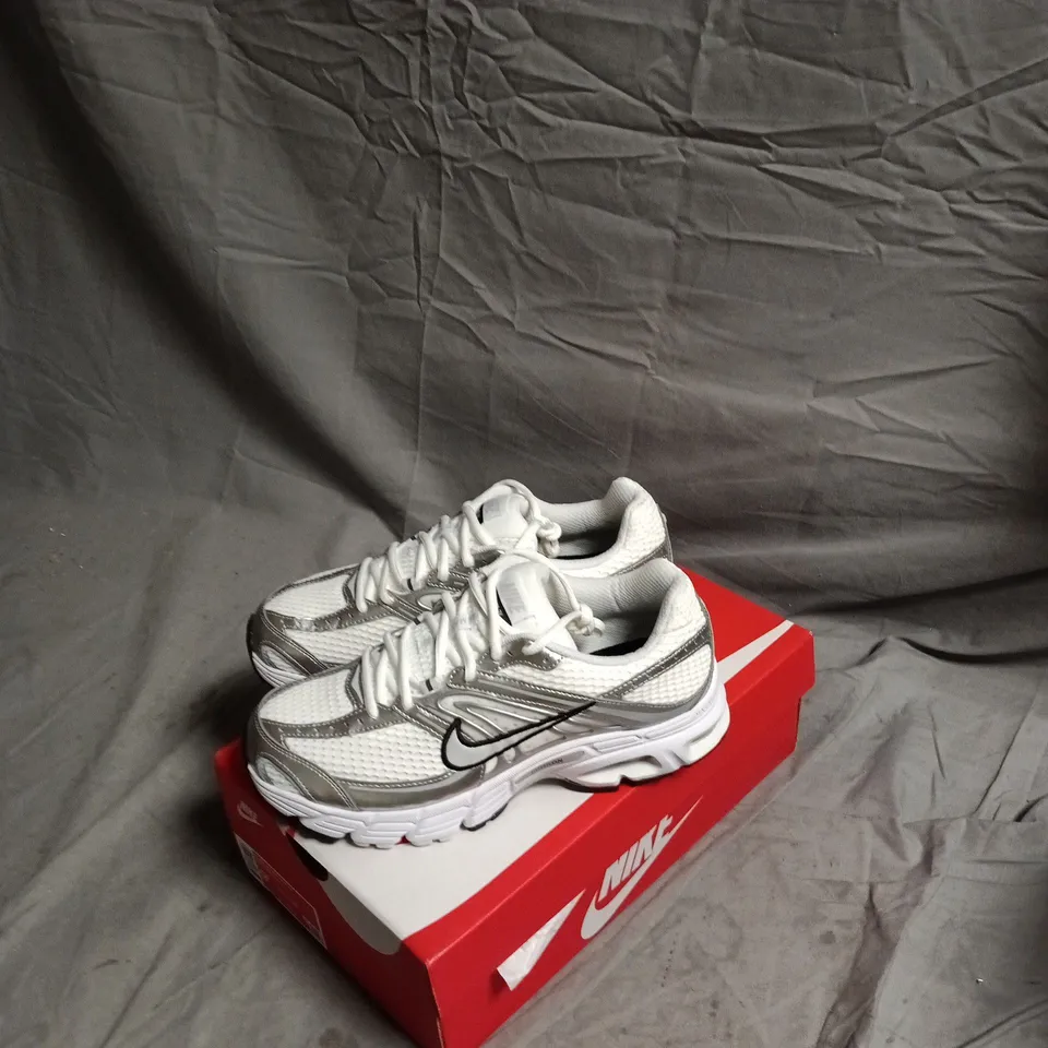 NIKE AIR MAX MOTO 2K MEN'S RUNNING SHOES - UK 7 (US 9.5) - WHITE/GREY