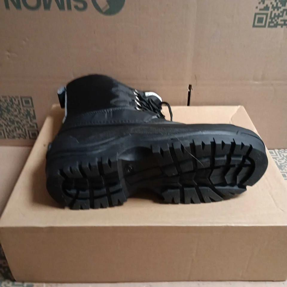 BOXED PAIR OF POLAR BLACK WINTER BOOTS – UK 9 