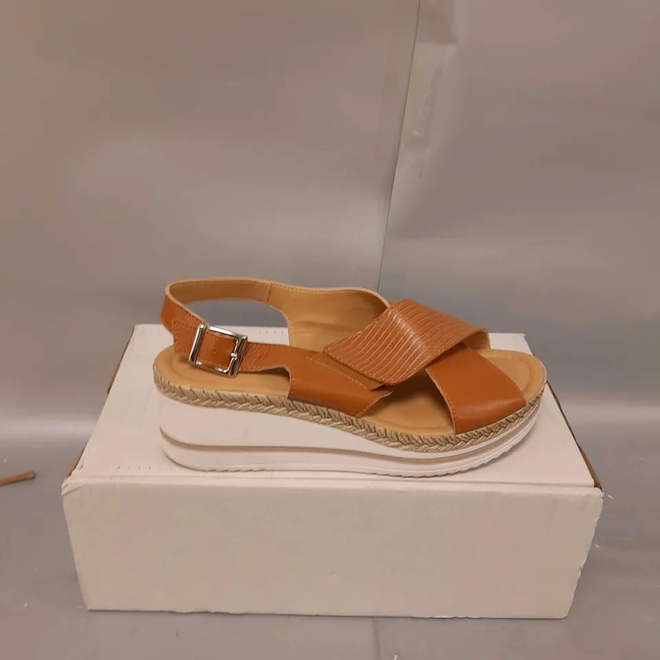 BOXED ADESSO LEATHER SANDALS SIZE 41