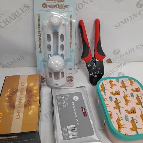 BOX OF APPROXIMATELY 15 ASSORTED ITEMS TO INCLUDE - WHITE CLAY, LUNCH BOX, FAIRY LIGHTS ETC