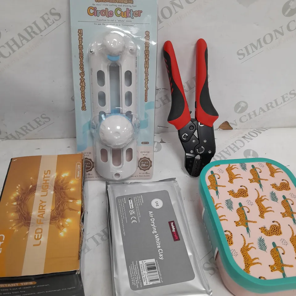 BOX OF APPROXIMATELY 15 ASSORTED ITEMS TO INCLUDE - WHITE CLAY, LUNCH BOX, FAIRY LIGHTS ETC