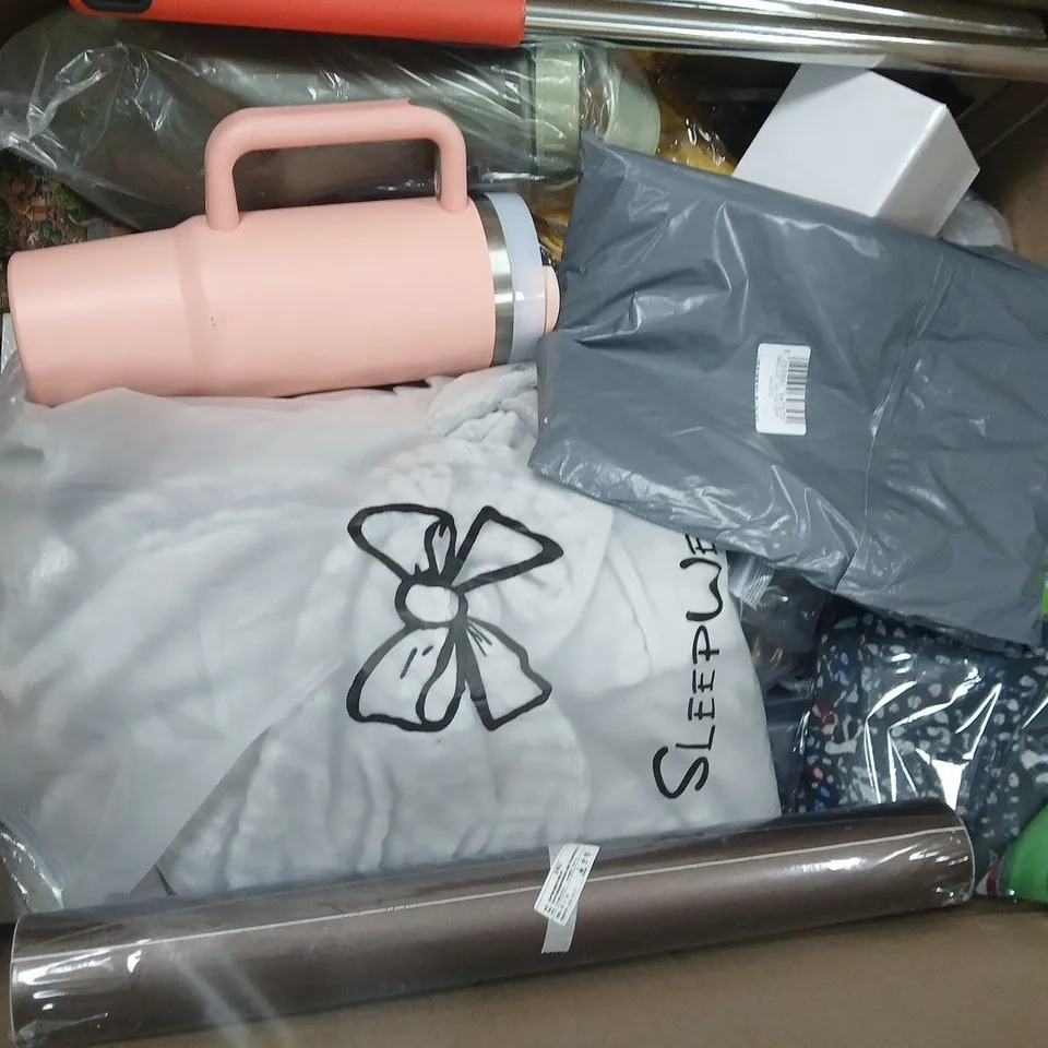 APPROXIMATELY 20 ASSORTED HOUSEHOLD PRODUCTS TO INCLUDE TUMBLER CUP, DRESSING GOWN, MOP PARTS, ETC - COLLECTION ONLY