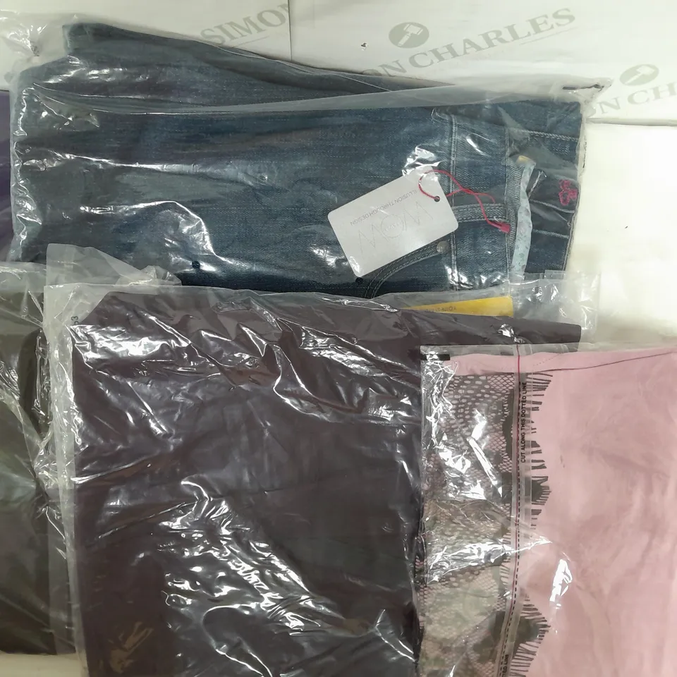 LOT OF APPROX 16 CLOTHING ITEMS IN VARIOUS STYLES, COLOURS AND SIZES 