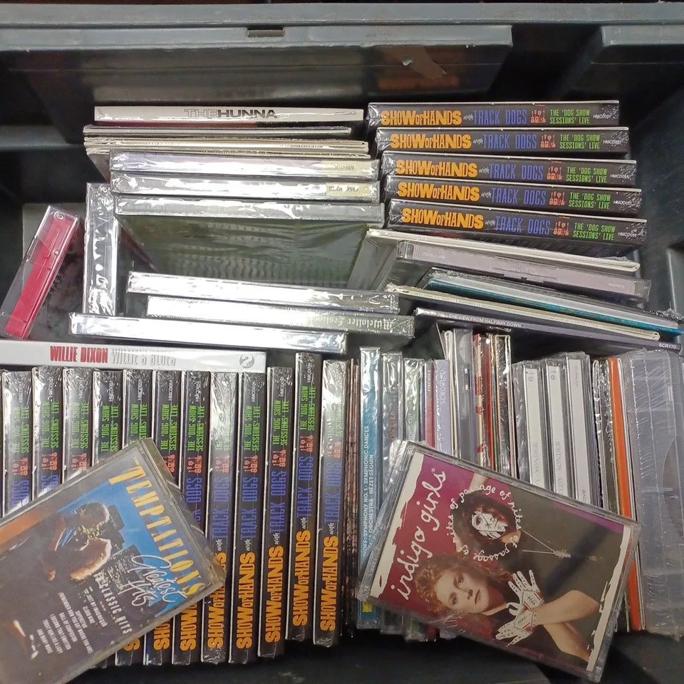 BOX OF APPROX 20 ASSORTED CDS AND TAPES INCLUDING GEORGE EZRA, ZZ TOP AND PET SHOP BOYS