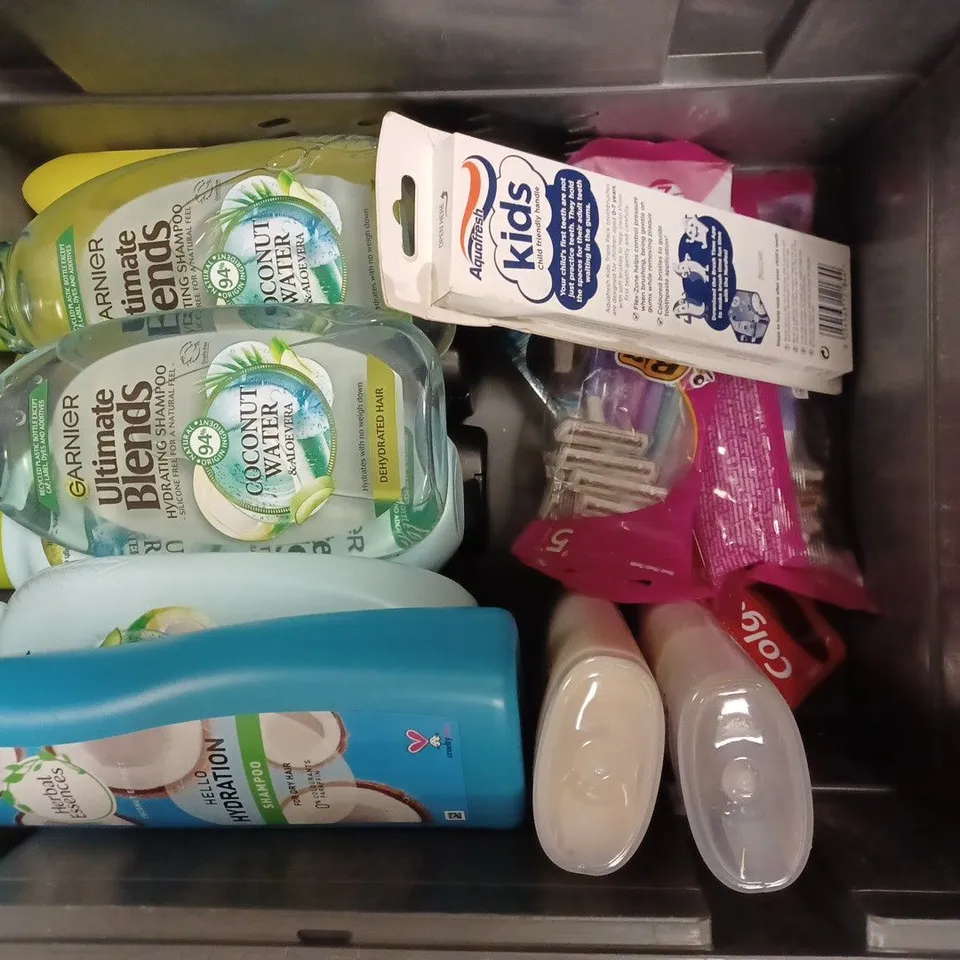 BOX OF APPROX 20 ASSORTED BATHROOM BEAUTY PRODUCTS TO INCLUDE GARNIER ULTIMATE BLENDS CONDITIONER, LYNX DARK TEMPTATION, HERBAL ESSENCE HYDRATION CONDITIONER, ETC. 