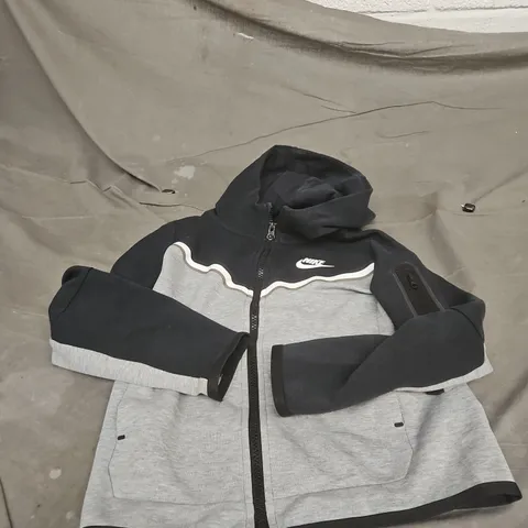 NIKE KIDS ZIP HOODIE – SIZE S (128–137 CM), GREY/BLACK