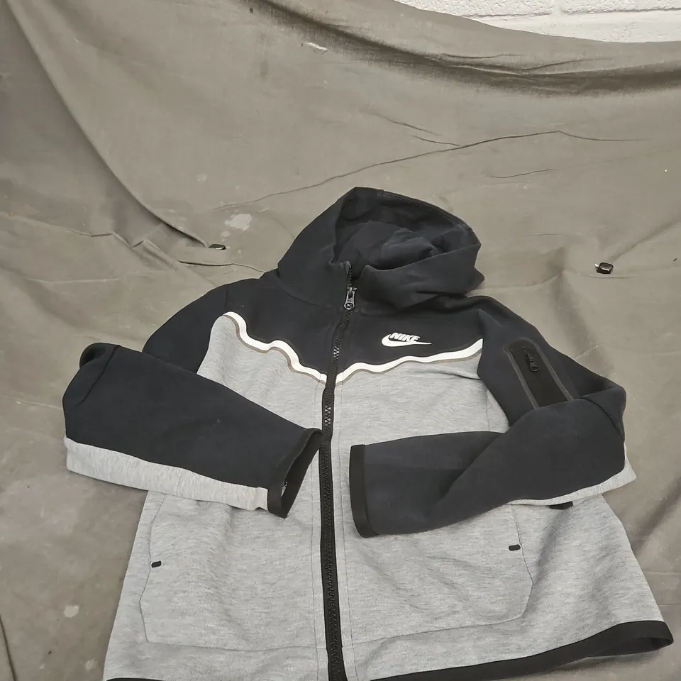 NIKE KIDS ZIP HOODIE – SIZE S (128–137 CM), GREY/BLACK