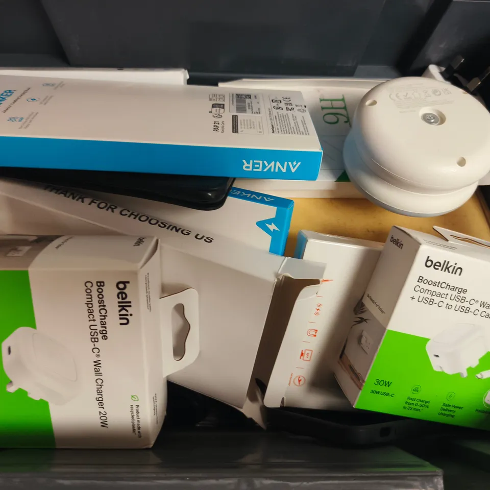 APPROXIMATELY 12 ASSORTED ELECTRICAL ITEMS TO INCLUDE BELKIN WALL CHARGER, POWER BANK, ANKER CHARGER, ETC