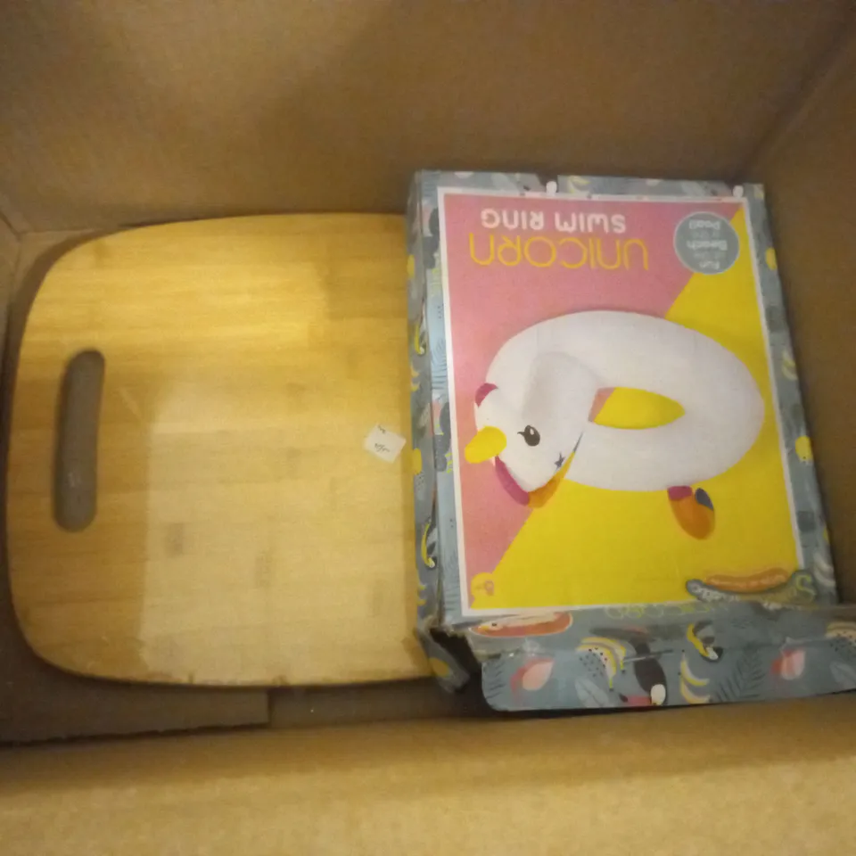 LOT OF 11 ASSORTED HOUSEHOLD ITEMS TO INCLUDE BAMBOO PLATES, KITCHEN STORAGE TUBS, STORMTROOPER PLUSHIE AND RABBIT ORNAMENT