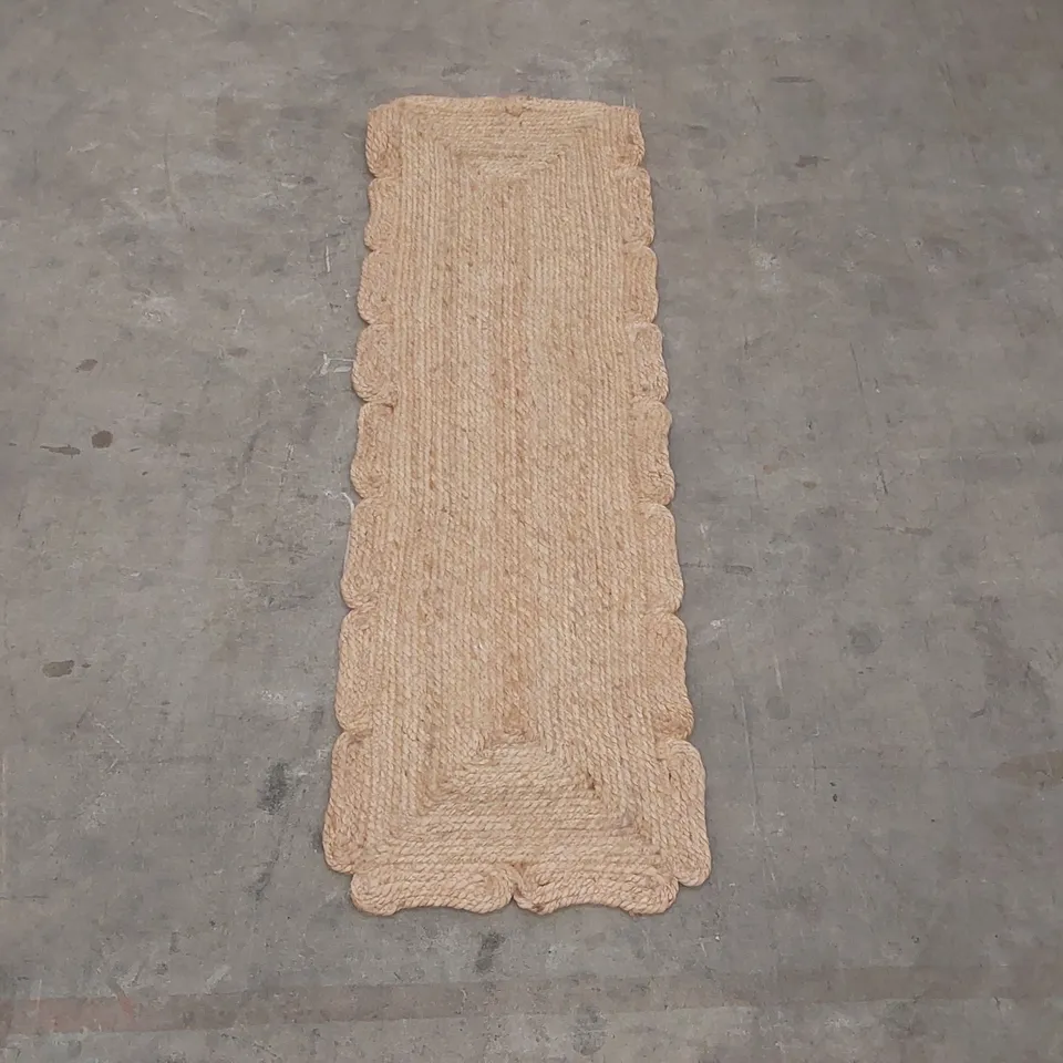 QUALITY DESIGNER AREA RUG - APPROXIMATELY 117 x 38cm