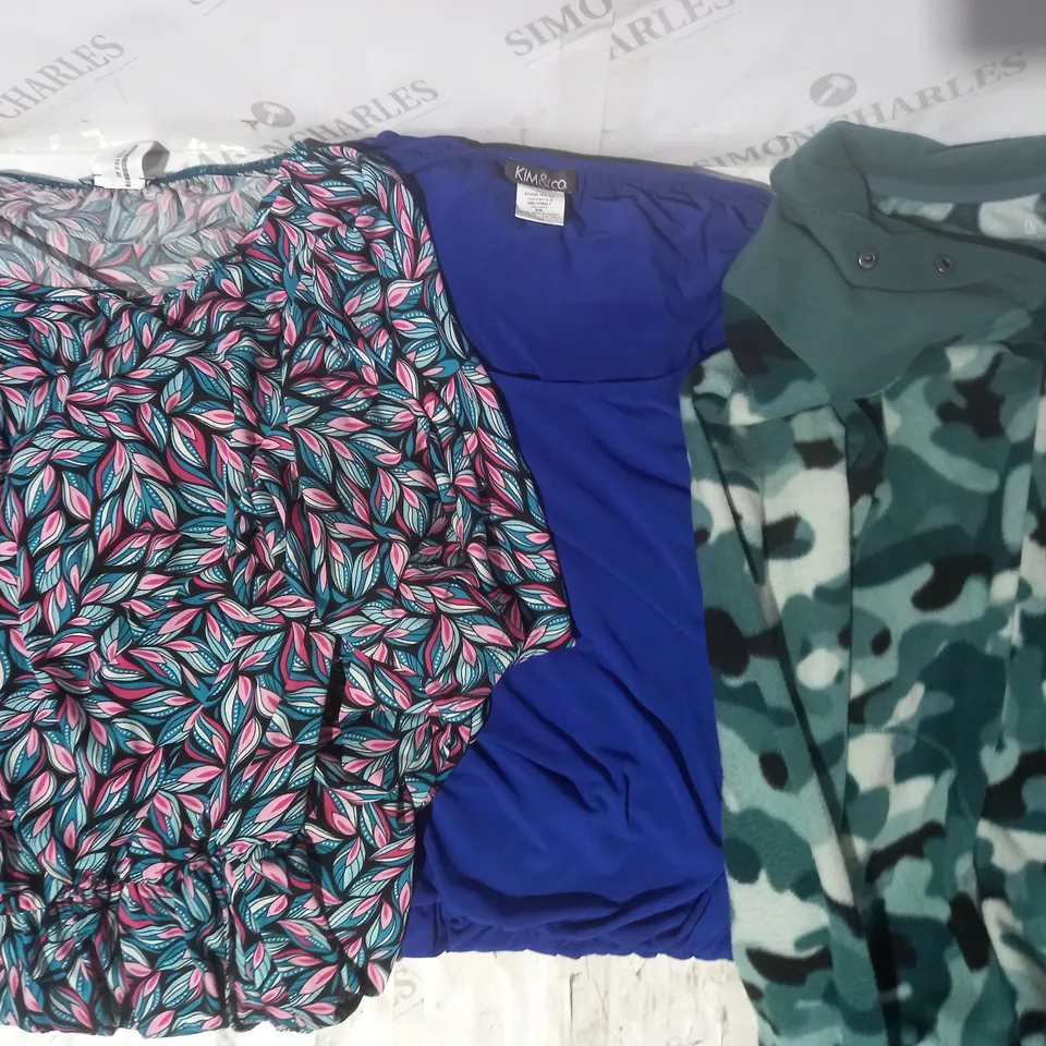 BOX OF APPROXIMATELY 10 ASSORTED CLOTHING AND FASHION ITEMS IN VARIOUS STYLES AND SIZES TO INCLUDE CUDDLE DUDS, KIM & CO, ETC