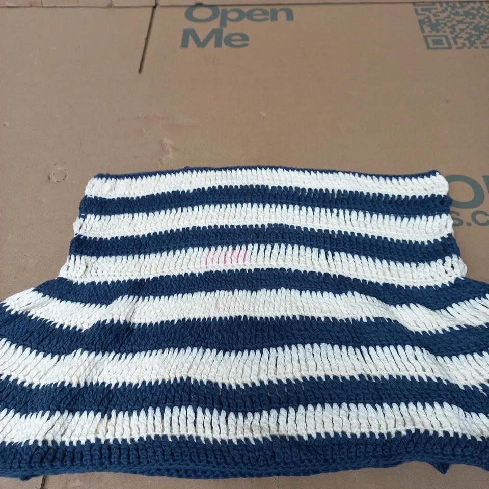 EDIKTED NAVY & WHITE STRIPED KNITWEAR – SIZE M