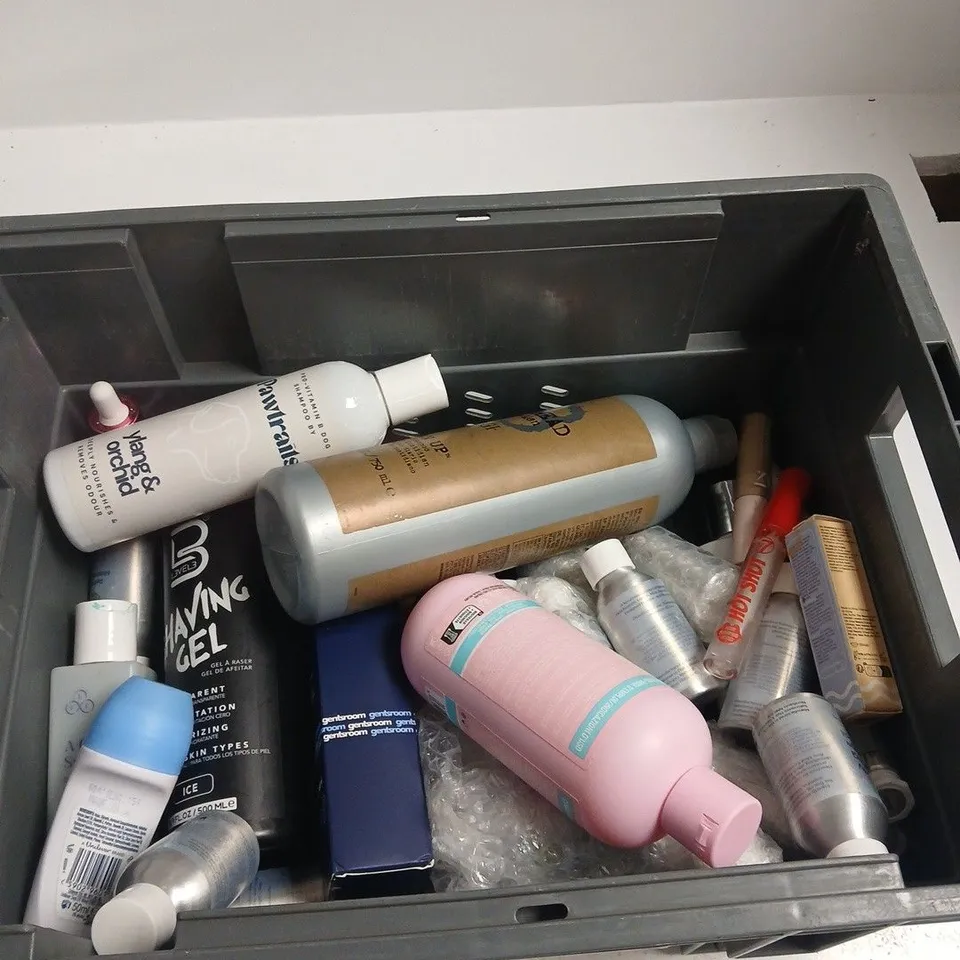TOTE OF APPROXIMATELY 10 ASSORTED BEAUTY PRODUCTS INCLUDING HAIRBURST CONDITIONER, W7 HOT SHOT POUT PLUMPING GLOSS AND WAKEUP MASSAGE OIL