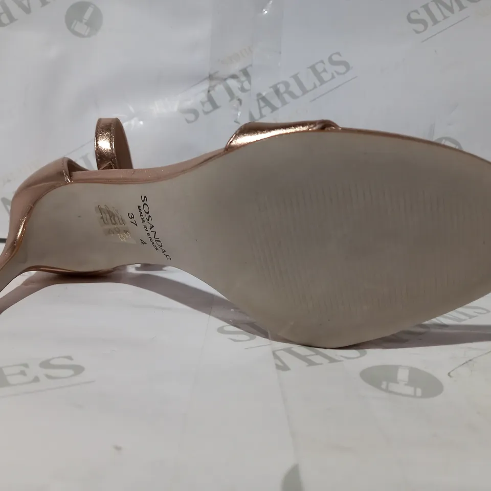BOXED PAIR OF SOSANDAR FAUX LEATHER HEELS IN ROSE GOLD COLOUR UK SIZE 4
