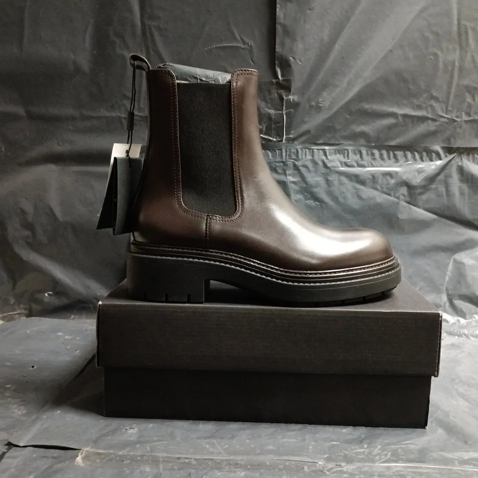 BOXED PAIR OF MASSIMO DUTTI CHELSEA ANKLE BOOTS IN DARK CHOCOLATE SIZE UK 4
