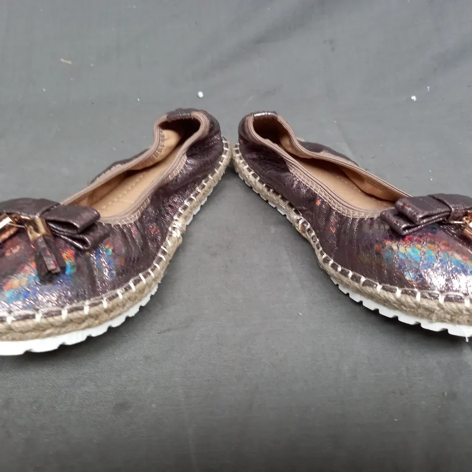 BOX OF APPROXIMATELY 10 APPLES FOOTWEAR SHOES IN A SILVER SHINY COLOUR - VARIOUS SIZES 