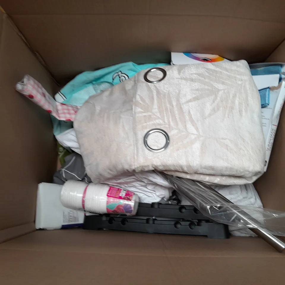 LARGE BOX OF ASSORTED ITEMS TO INCLUDE DUVET SETS, THROWS AND CUSHIONS