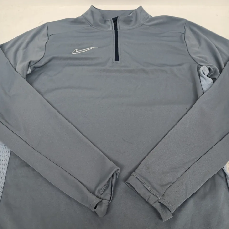 NIKE GREY QUARTER-ZIP TRAINING TOP - SIZE M