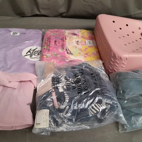BOX OF APPROXIMATELY 25 ASSORTED CLOTHING ITEMS TO INCLUDE - T-SHIRT , BAGS , JEANS , ETC