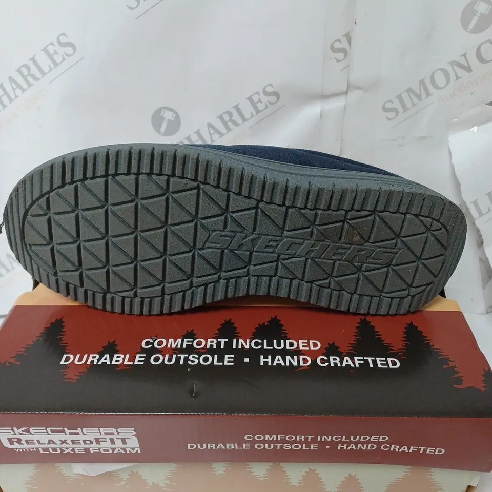 BOXED SKECHER MEN'S MURETTE GARVANZA SLIPPERS, NAVY - SIZE 7