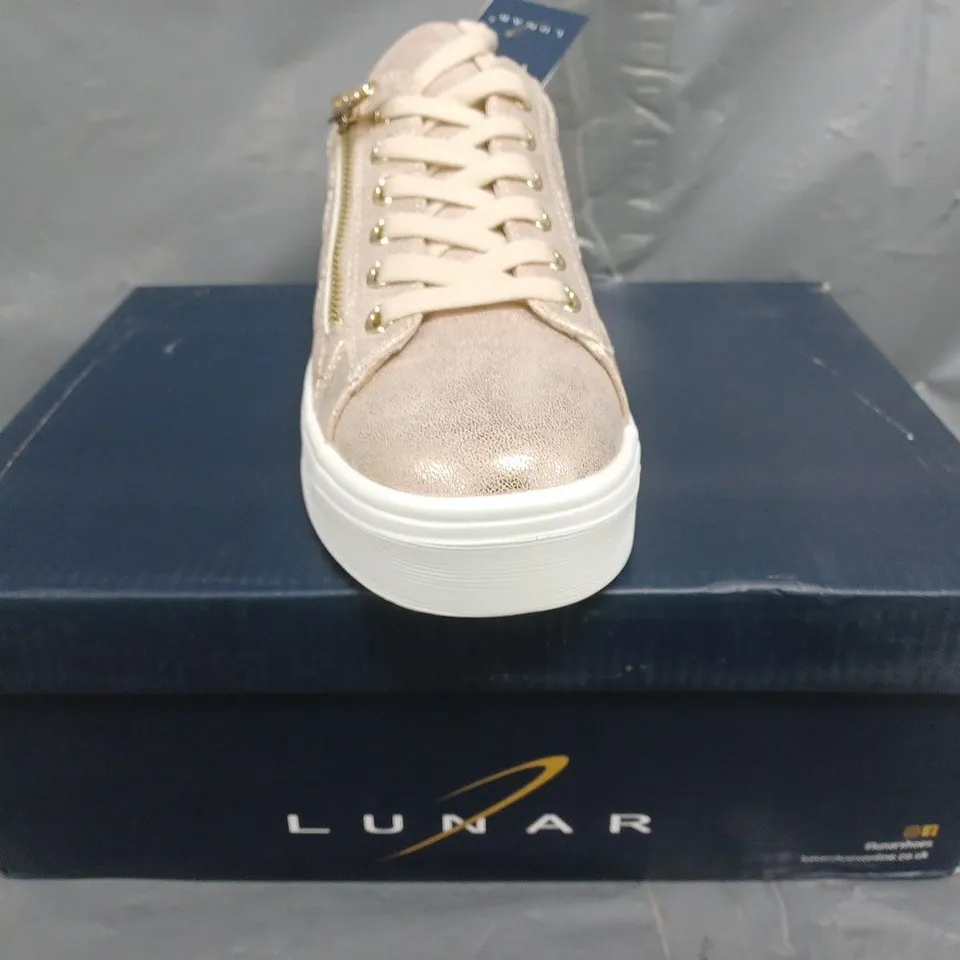 BOXED PAIR OF LUNAR SIDE-ZIP QUILTED STYLE SHOES IN BEIGE SIZE UK 4