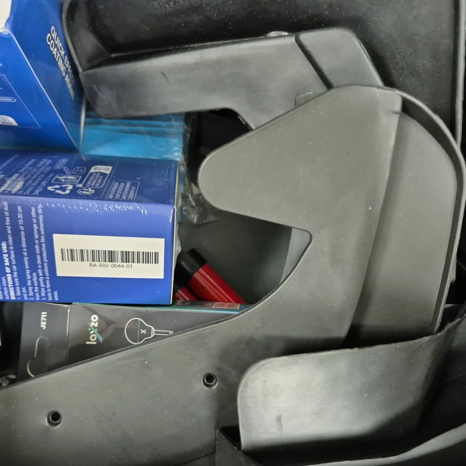 APPROXIMATELY 10 ASSORTED VEHICLE PARTS AND ACCESSORIES TO INCLUDE QUICK EFFECT COATING AGENT, INNER TUBE, ETC - COLLECTION ONLY