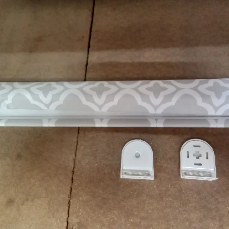 BOXED TRELLIS PRINTED BLACKOUT ROLLER BLINDS 90X140CM - GREY