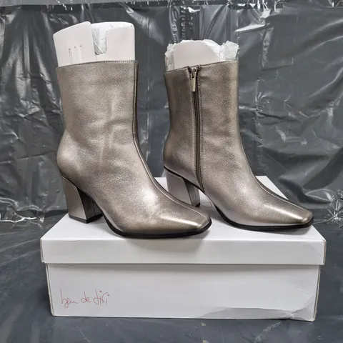 BOXED PAIR OF BEN DE LISI ADELE BOOTS IN METALLIC SILVER SIZE 5
