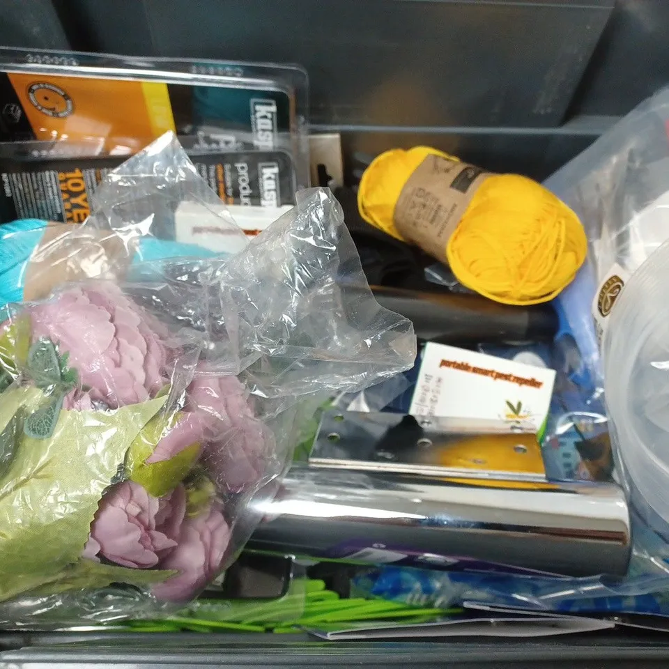 BOX OF APPROXIMATELY 12 ASSORTED ITEMS TO INCLUDE - KASP PADLOCK , OLYMPICS 2024 BADGE , CK SCREWDRIVER ETC
