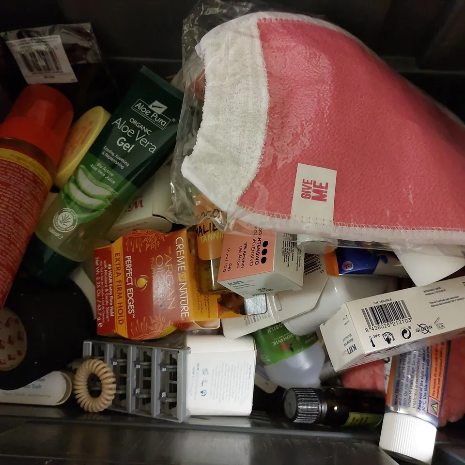 BOX OF APPROX 20 COSMETIC ITEMS TO INCLUDE CANTU HAIR CUSTARD, ZIDAC ANTI BACTERIAL GEL AND SIMPLE FACIAL WASH