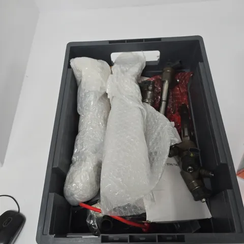 TOTE OF APPROXIMATELY 10 ASSORTED AUTO ITEMS TO INCLUDE: MOBILE PHONE HOLDER