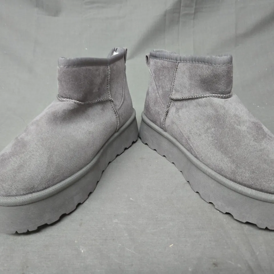 BOXED PAIR OF UNBRANDED FAUX FUR LINED SHOES IN GREY SIZE 5