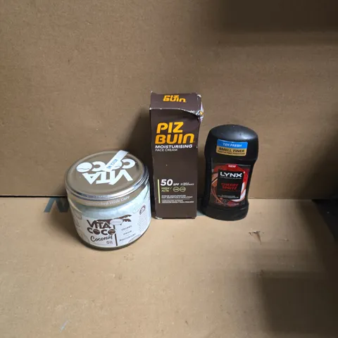 APPROXIMATELY 15 ASSORTED HEALTH & BEAUTY PRODUCTS TO INCLUDE LYNX CHERRY SPRITZ ROLL ON, PIZ BUIN SUNCREAM, VITA COCO COCONUT OIL ETC - COLLECTION ONLY