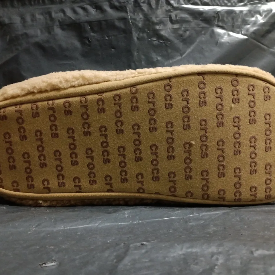 PAIR OF CROCS CLASSIC COZZZY SLIPPERS IN EGGNOG SIZE UK M12